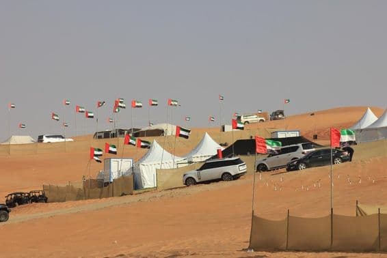 ریت کے بڑے ٹیلوں پر آف روڈ گاڑیاں اور جنگلی کیمپنگ۔