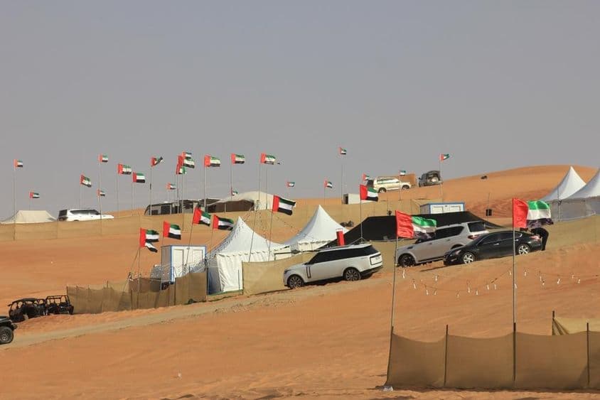 ریت کے بڑے ٹیلوں پر آف روڈ گاڑیاں اور جنگلی کیمپنگ۔