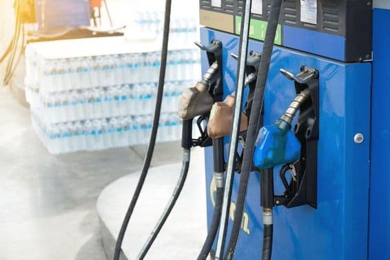 سفر کرنے والوں کے لئے فیول بھرنے کے لئے تیار ہوتا ہوا ایک گیس اسٹیشن