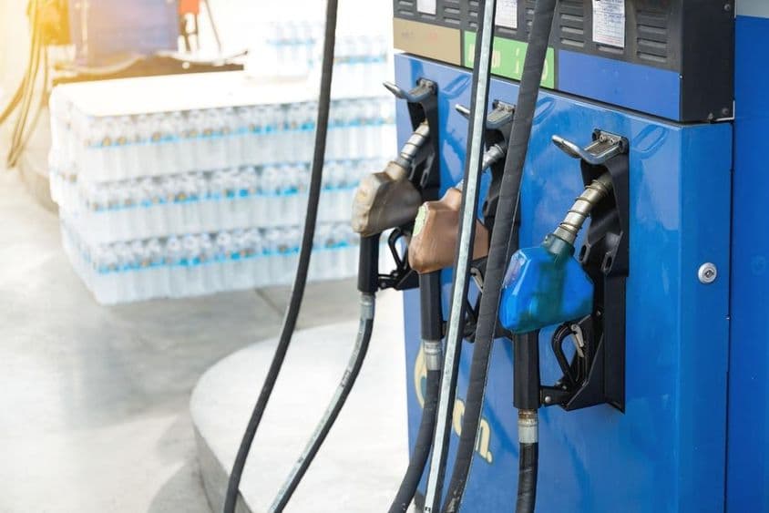سفر کرنے والوں کے لئے فیول بھرنے کے لئے تیار ہوتا ہوا ایک گیس اسٹیشن