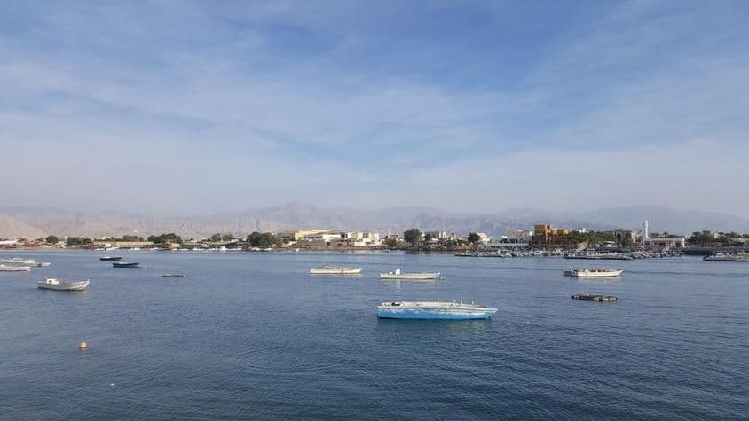 راس الخیمہ کی خلیج، نیلا سمندر اور بادل بھرے آسمان کے ساتھ۔