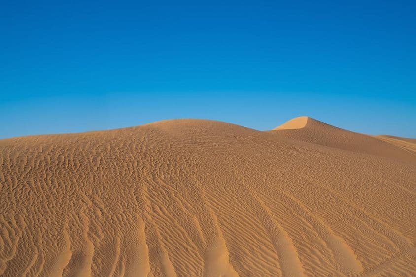 متحدہ عرب امارات میں دبئی کا ریتیلا صحرا۔