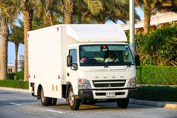 دبئی میں Mitsubishi Fuso Canter کی کارگو وین۔