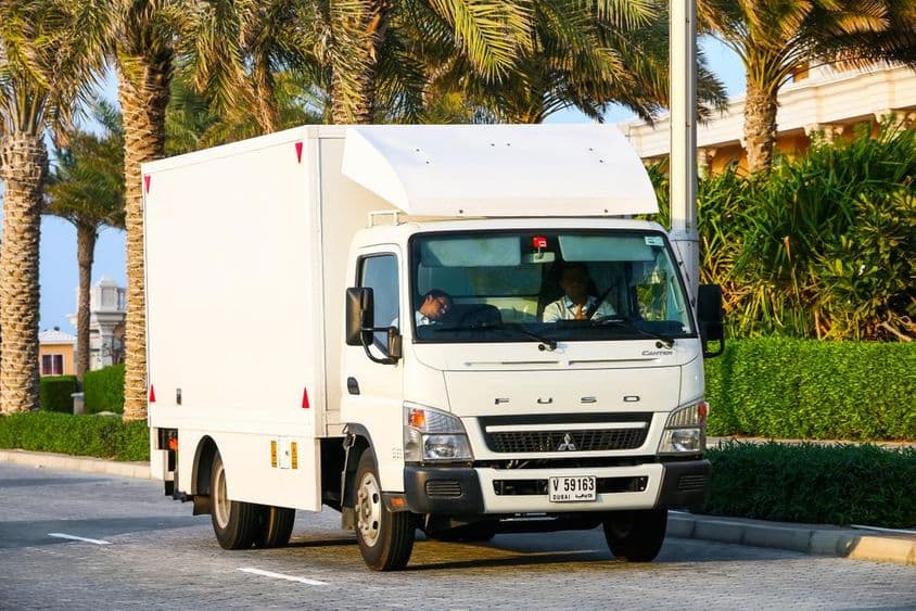 دبئی میں Mitsubishi Fuso Canter کی کارگو وین۔