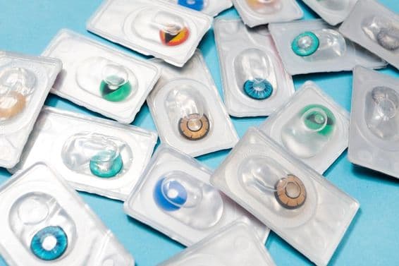 ہالووین کے لئے چمکدار رنگین کانٹیکٹ لینس۔