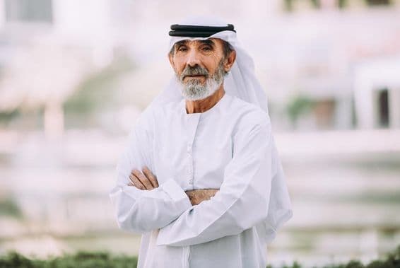 دبئی میں بزرگ کاروباری شخص۔