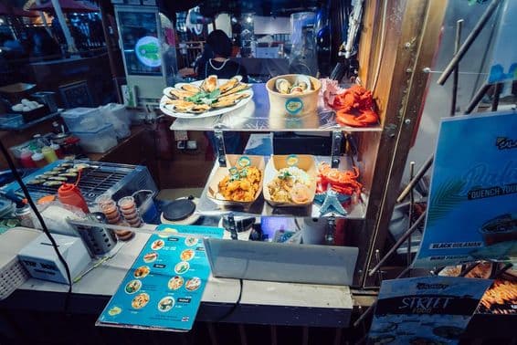 دبئی گلوبل ولیج میں تیرتے ہوۓ ریسٹورانٹ پر روایتی تھائی کھانے جو سٹریٹ فوڈ کی صورت میں پیش کیے جارہے ہیں۔