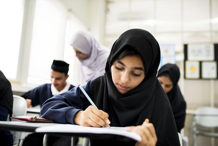 مختلف مسلم بچے کلاس روم میں تعلیم حاصل کرتے ہوئے۔