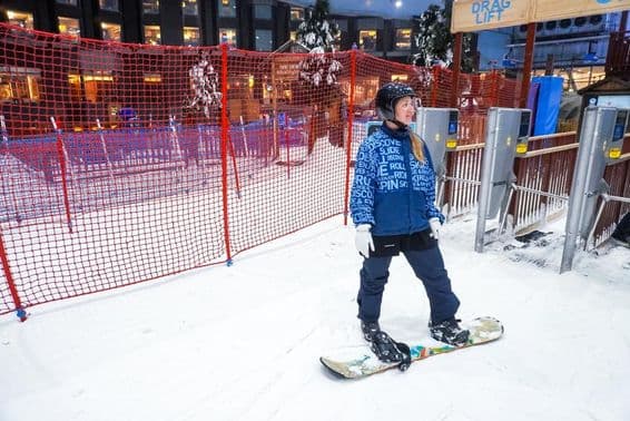 دبئی میں مال آف دی ایمارات 'سکی دبئی' شاپنگ سنٹر میں ایک کشش۔