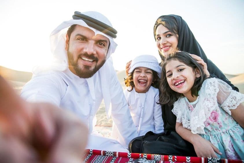 ایک خوشحال خاندان صحرا میں پکنک کا لطف اٹھاتے ہوئے۔