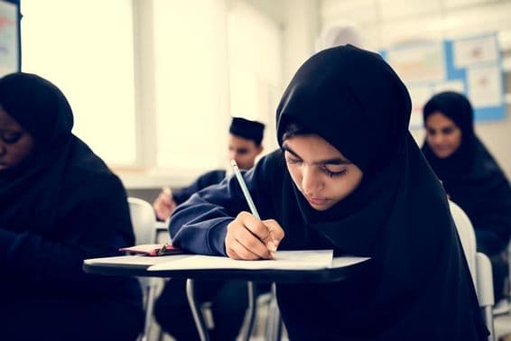 مسلمان بچے کلاس روم میں علم حاصل کر رہے ہیں۔