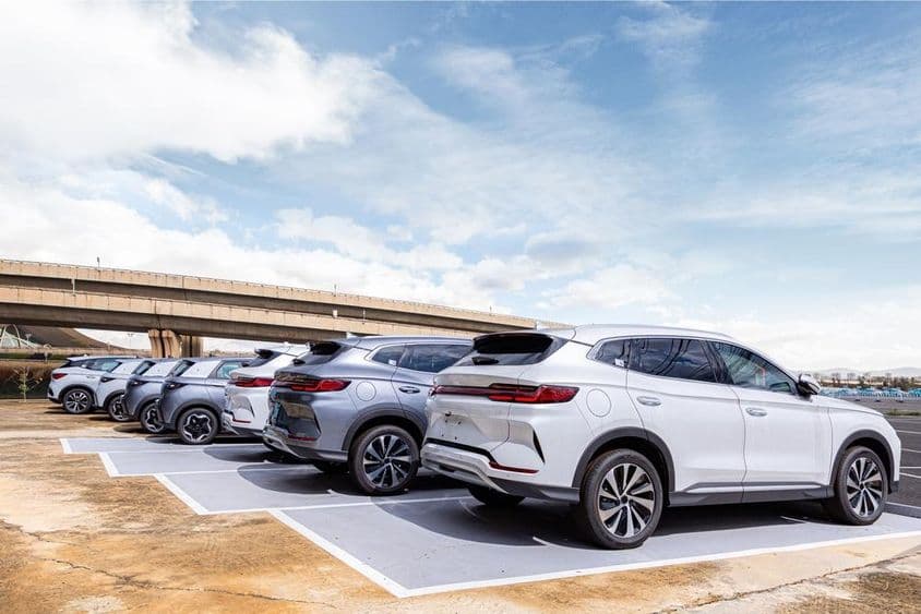 ڈیلرشپ پارکنگ لاٹ میں جدید گاڑیوں کا بیڑا۔