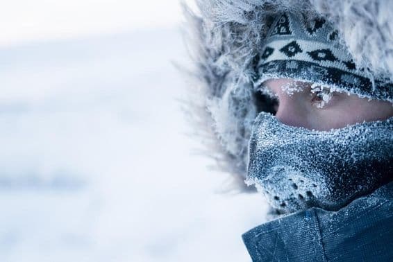ایک آدمی سردی کے کپڑوں اور ماسک میں۔