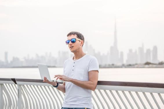 خوش مزاج مرد فری لانس پروگرامر۔