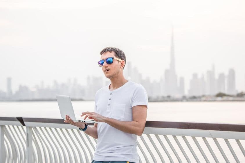 خوش مزاج مرد فری لانس پروگرامر۔