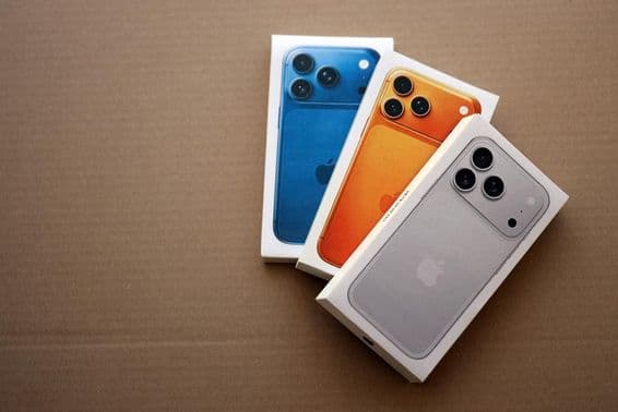 ایپل آئی فون ۱۷ پرو میکس سلور باکس اور دیگر آئی فون ماڈلز کے باکس۔