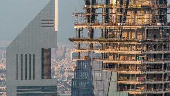 دبئی میں ایک نئے جدید اسمان چھوئے کا تعمیر۔