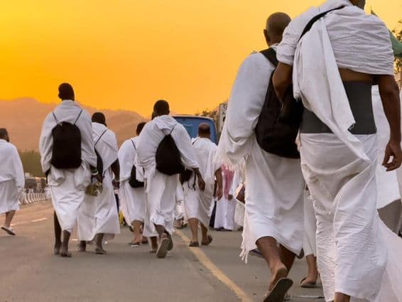 مکہ، سعودی عرب، کئی حاجی عرفات کے میدان میں چلتے ہوئے