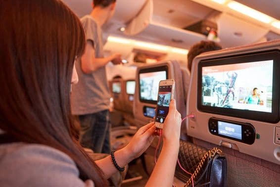 ایمریٹس A380 جہاز میں خاتون۔