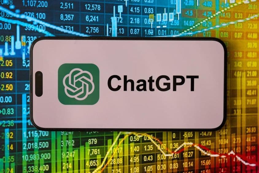 سمارٹ فون کے ساتھ ChatGPT کا آفیشل لوگو۔