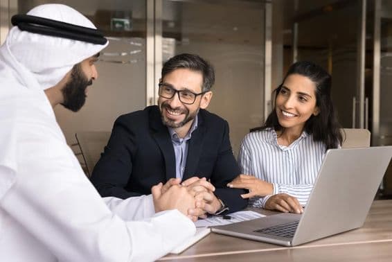 خوشحال لاطینی جوڑا ایک عرب ریئل اسٹیٹ ایجنٹ کے ساتھ ملاقات کر رہا ہے۔