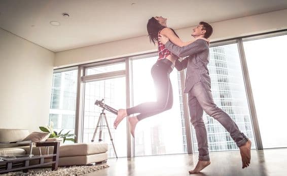 خوش جوڑا جو دبئی میں نیا اپارٹمنٹ خرید چکا ہے۔