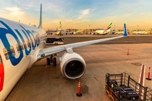 فلائڈبائی بوئنگ 737-800 طیارہ دبئی بین الاقوامی ہوائی اڈے پر۔