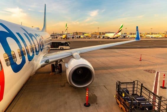 فلائڈبائی بوئنگ 737-800 طیارہ دبئی بین الاقوامی ہوائی اڈے پر۔