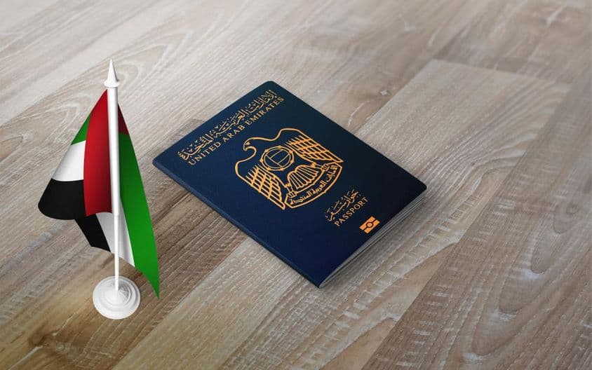 متحدہ عرب امارات کا پاسپورٹ اور قومی پرچم۔