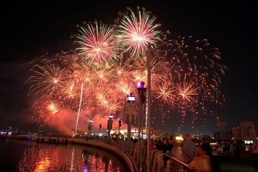دبئی فیسٹیول سینٹر DFC، رمضان کے لئے آتشبازی۔