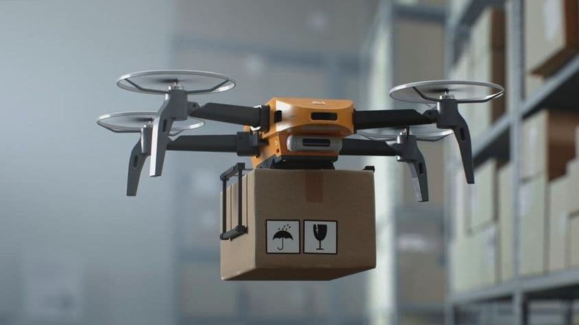 پائلٹ کے بغیر UAV ڈرون کارڈ بورڈ باکس کی ڈیلیوری کر رہا ہے۔