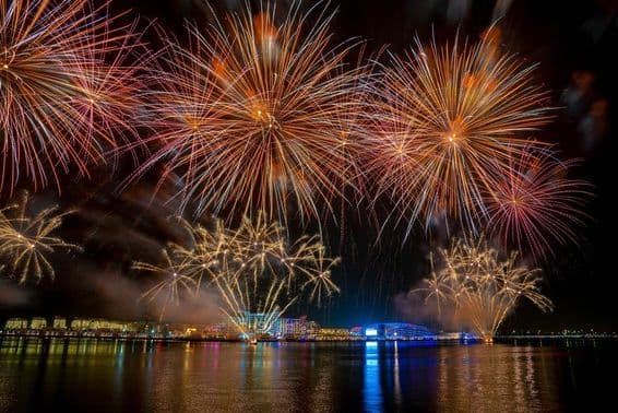 نیا کھولا گیا یاس بے پر آتشبازی۔