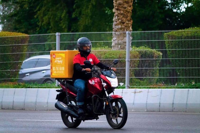 دبئی میں موٹر سائیکل کورئیر کے ذریعے کھانا کی ترسیل۔
