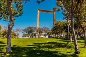 دبئی، متحدہ عرب امارات میں بہار کے موسم میں زعبیل پارک کا منظر۔