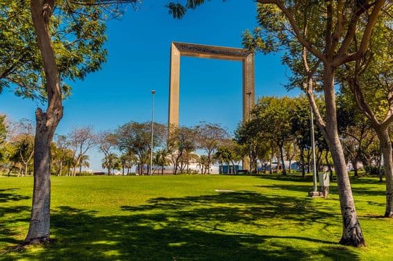 دبئی، متحدہ عرب امارات میں بہار کے موسم میں زعبیل پارک کا منظر۔