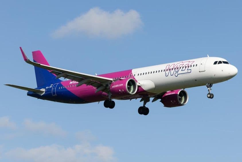 وز ایئر ایئربس A321-271NX طیارے کے ساتھ۔