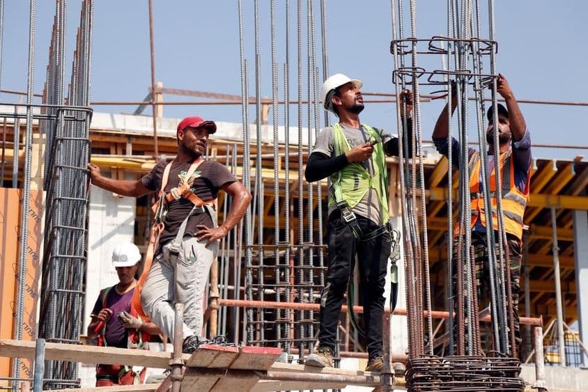 دبئی، متحدہ عرب امارات کے مرد کارکنان گرمیوں کے موسم میں۔