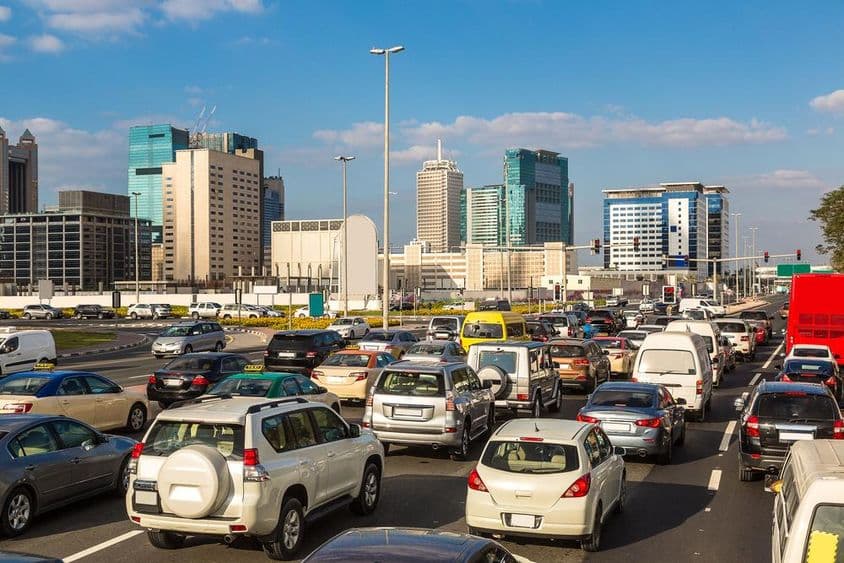 دبئی کے شیخ زاید روڈ پر ٹریفک جام۔