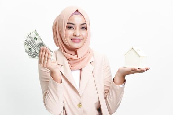 مسلم کاروباری خاتون مکان خریدنے کے لئے پیسے لے رہی ہیں۔