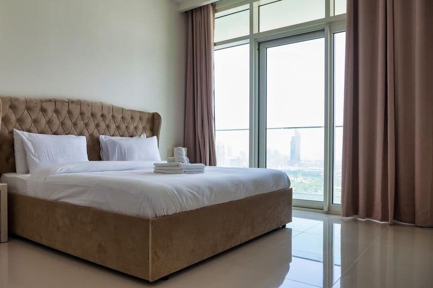 ایک جدید اپارٹمنٹ میں ایک وسیع بیڈ روم۔