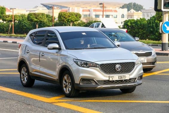 شہری سڑک پر ایک چھوٹے کراس اوور ایس یو وی MG۔