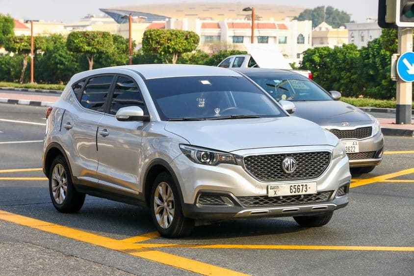 شہری سڑک پر ایک چھوٹے کراس اوور ایس یو وی MG۔