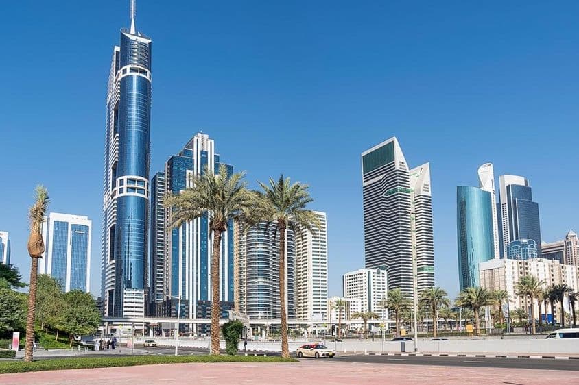 دبئی، متحدہ عرب امارات میں اونچے آسمان چھوتے عمارتیں۔