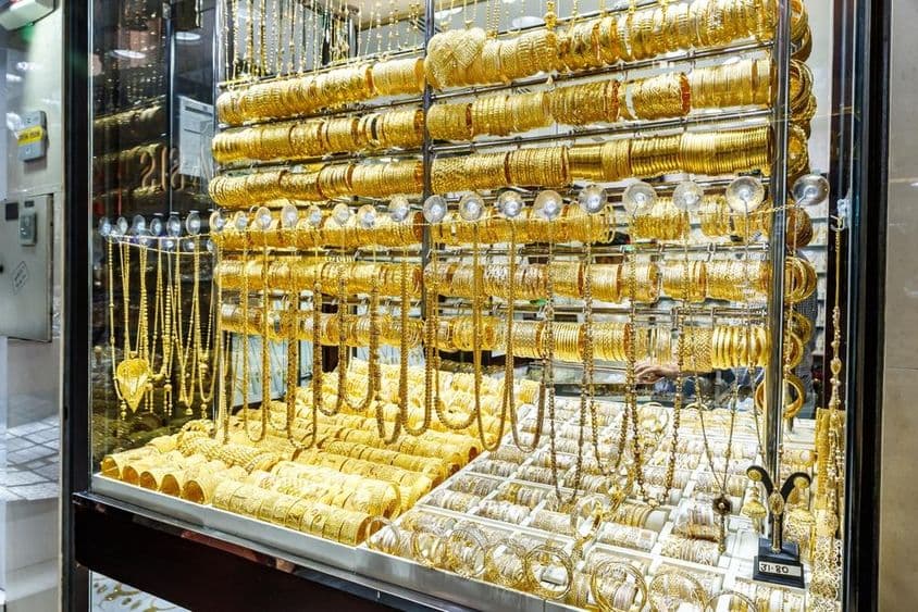 دبئی کے سونے کی مارکیٹ، متحدہ عرب امارات میں ایک سونے کی دکان میں نمائش۔