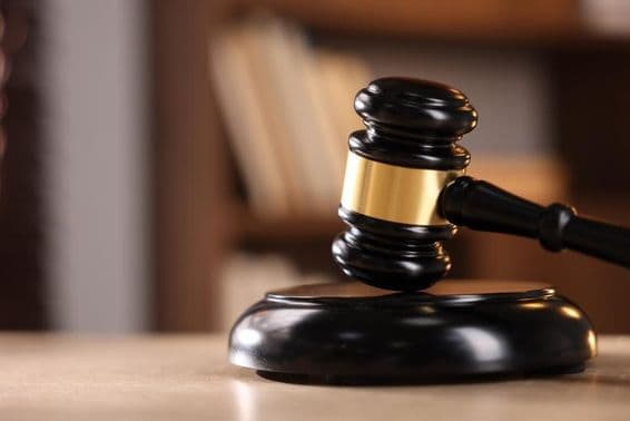 جج کا ہتھوڑا لکڑی کی میز پر۔