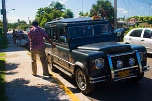 لینڈ روور ڈیفینڈر ٹیکسی۔