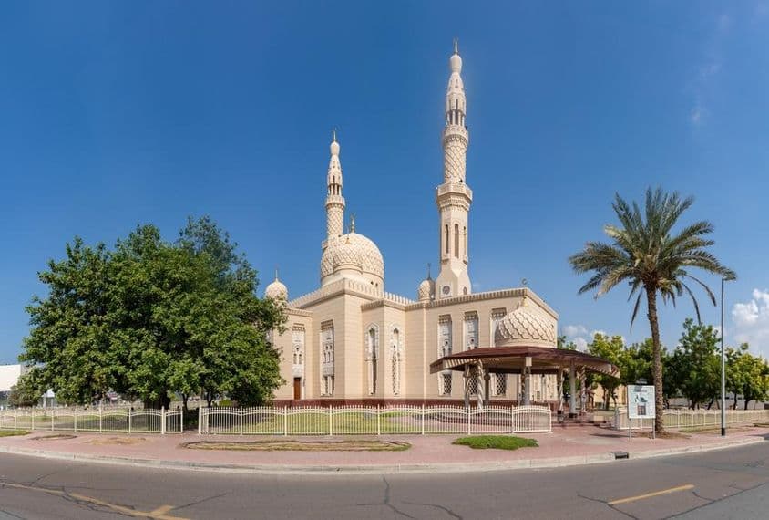 دبئی میں جمیرا مسجد۔