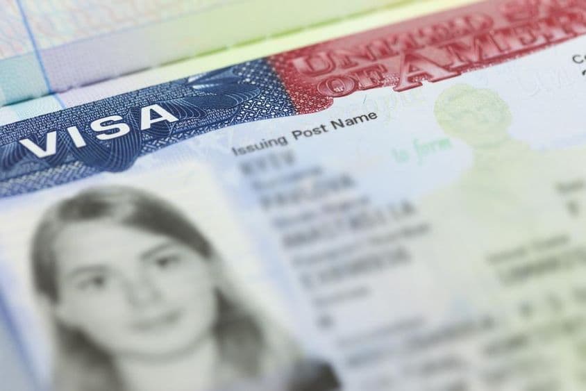 امریکی ویزا پاسپورٹ کے صفحہ پر (USA) پس منظر میں۔