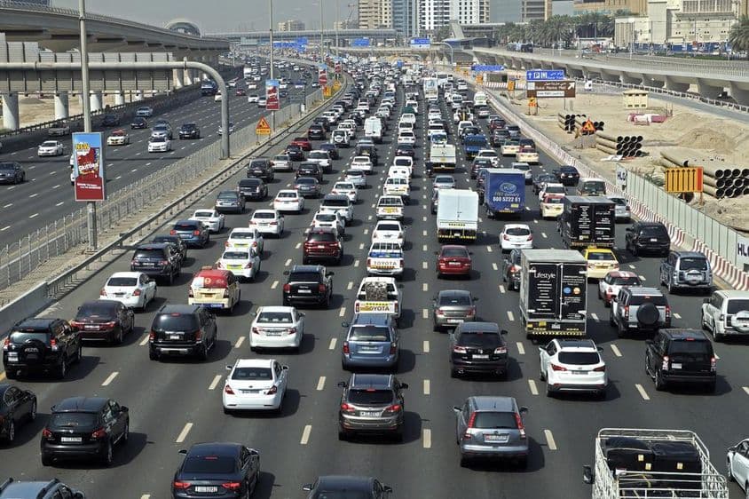 دبئی میں شیخ زائد روڈ پر ٹریفک جام۔