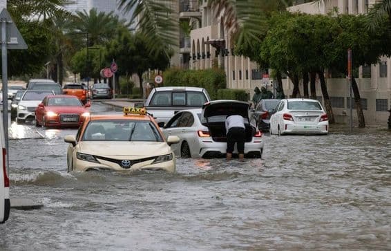 دبئی میں زبردست بارش کے دوران ایک سڑک میں پانی بھر جانا۔